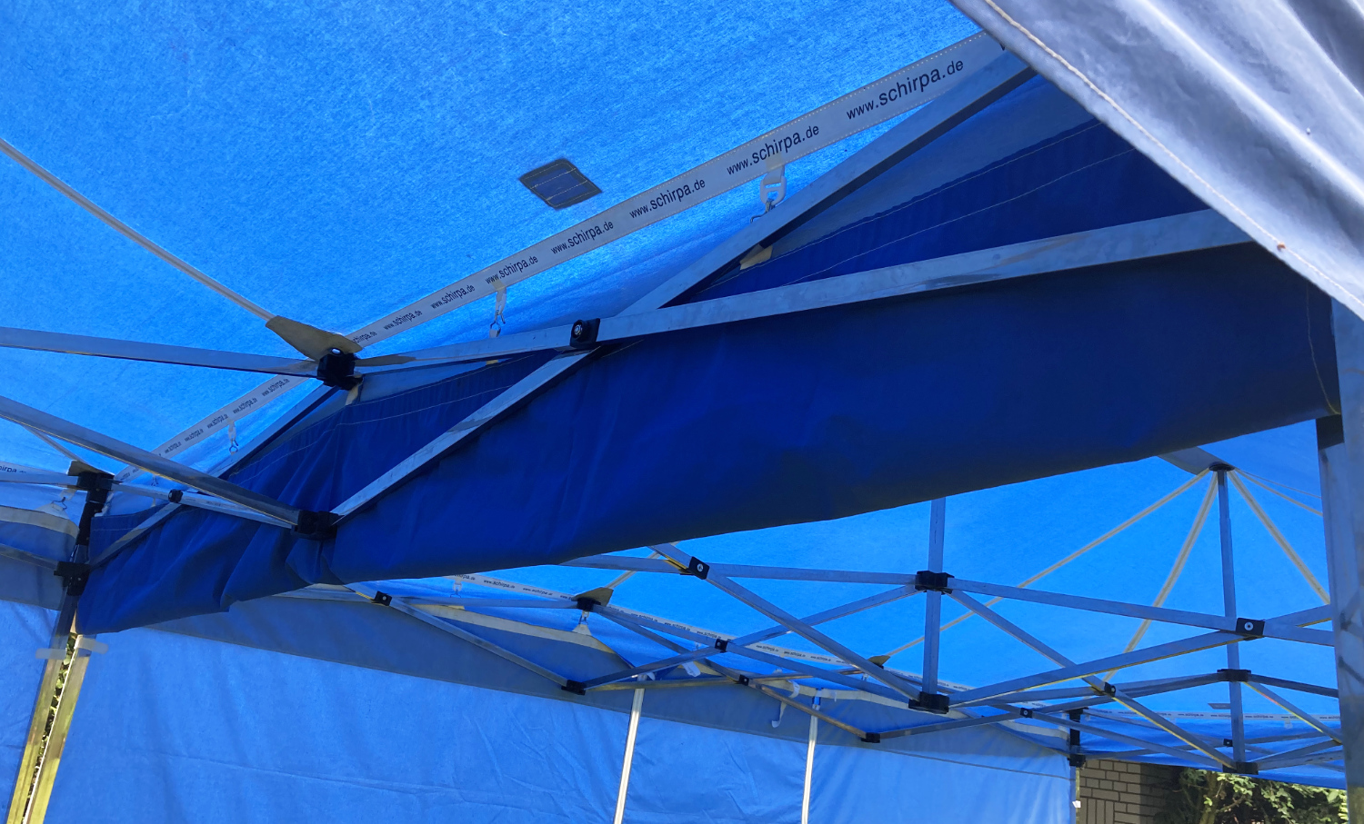Die Regenrinne in kurz oder lang zur Verbindung von zwei Faltpavillons wird oben innen in die Zelte montiert.