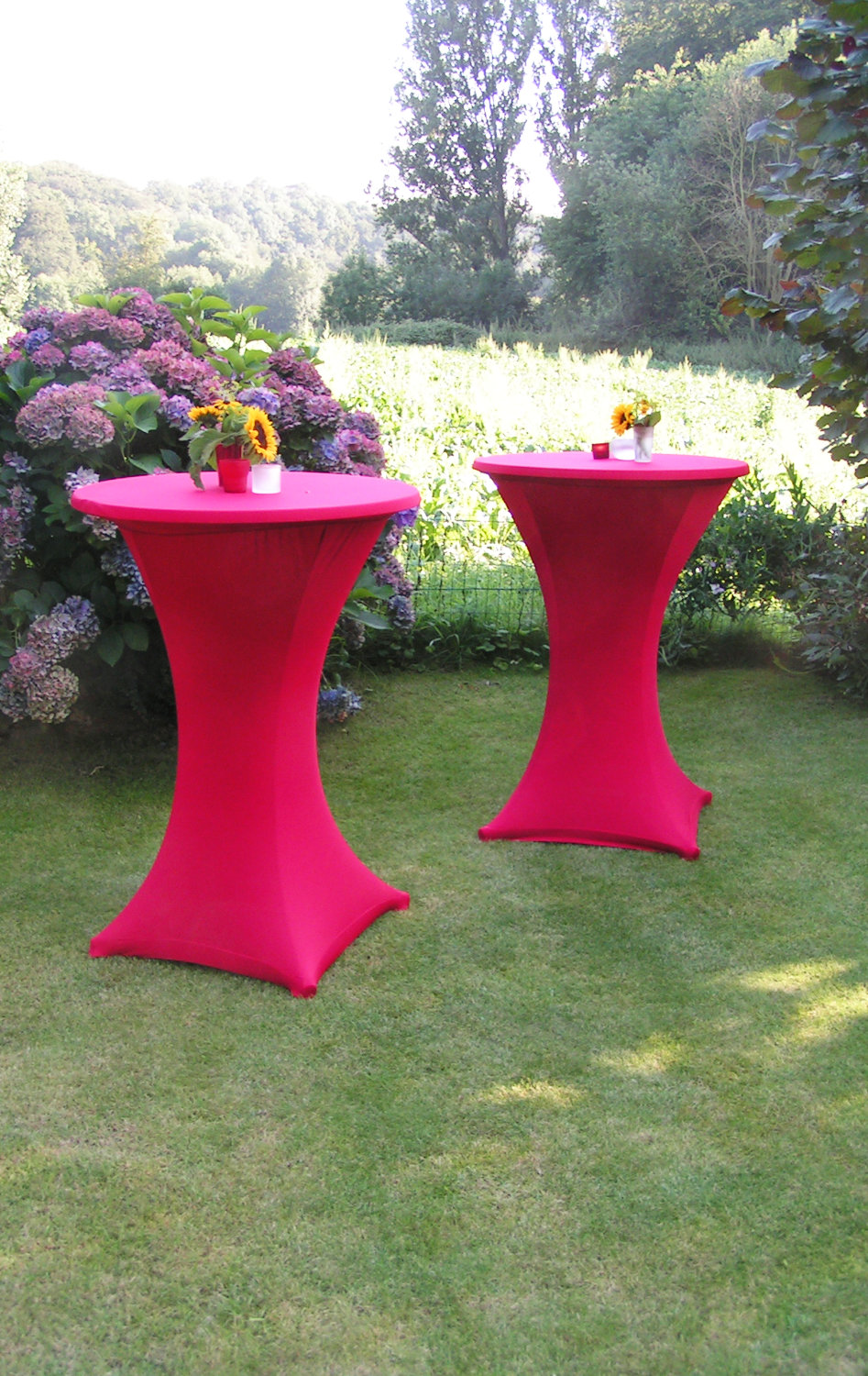 Stehtische mit roter Husse leihen: perfekte Optik für eine Gartenparty
