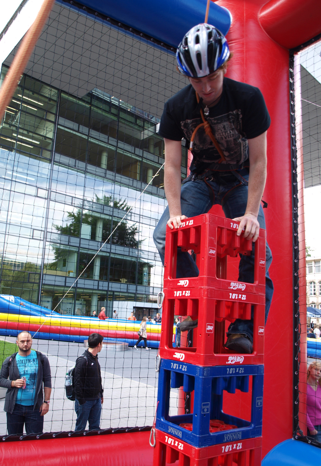 Kistenklettern konzentrierter Teenager am klettern