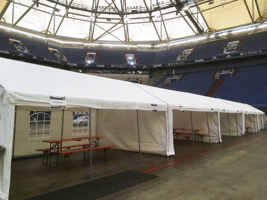 Partyzelte eignen sich gut für Veranstaltungen mit Sitzmöbeln oder wie hier im Stadion bei einer Großveranstaltung als Aufenthalts- oder Messezelt.