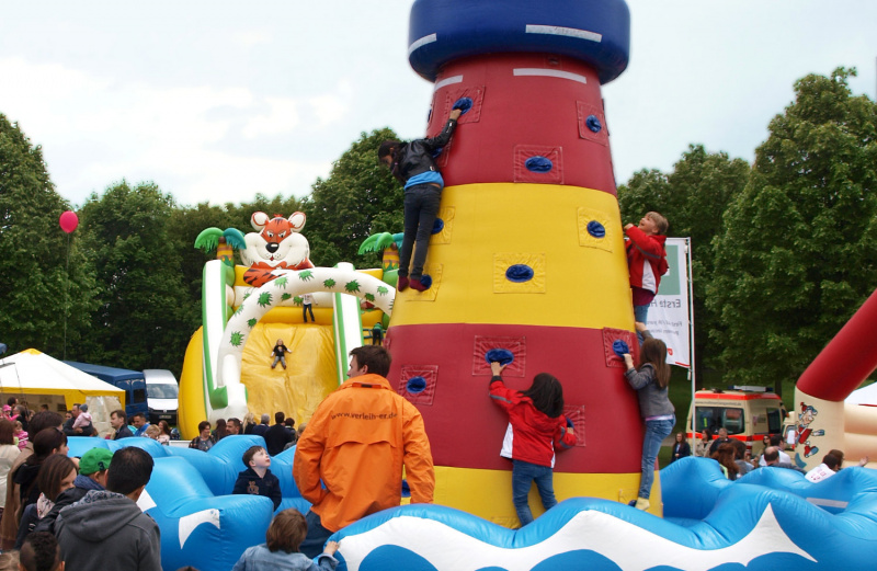 Kletterturm und Riesenrutsche auf einer Großveranstaltung mit Verleih-ER