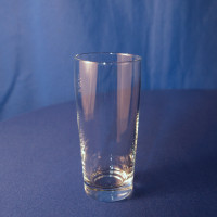 Wasserglas in Frontansicht