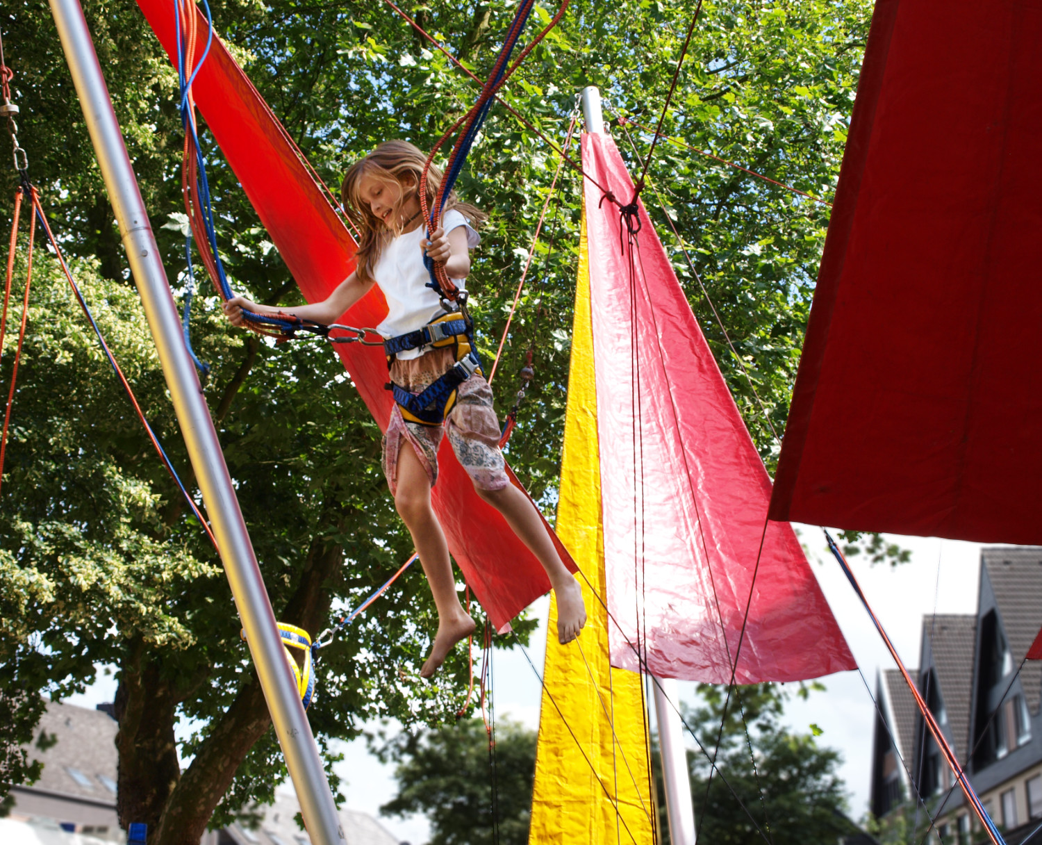 Bungee-Trampolin mieten, Kinder springen und toben lassen