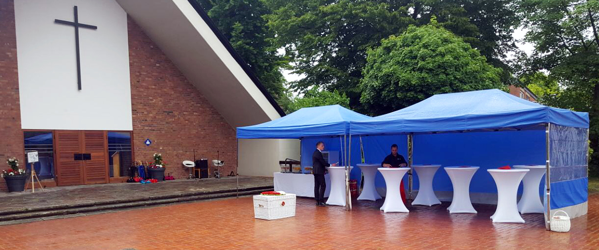 Vorbereitungen für einen Sektempfang nach einer Trauung mit Pavillons, Stehtischen und Stehtischhussen