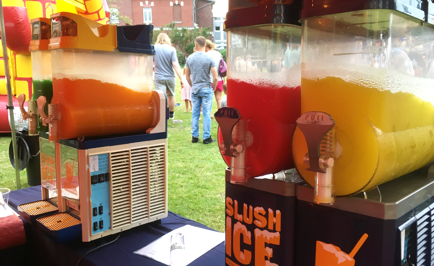 Slush-Ice-Maschine im Einsatz an einem Verkaufsstand - Maschine mieten und Slush-Ice verkaufen