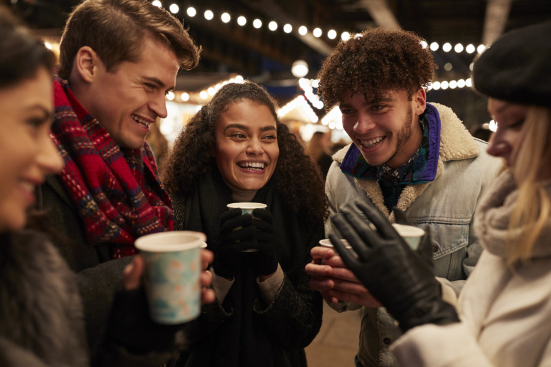 Weihnachtsmarkt und Weihnachtsfeier gesellig bei Glühwein mit Mietartikeln von Verleih-ER