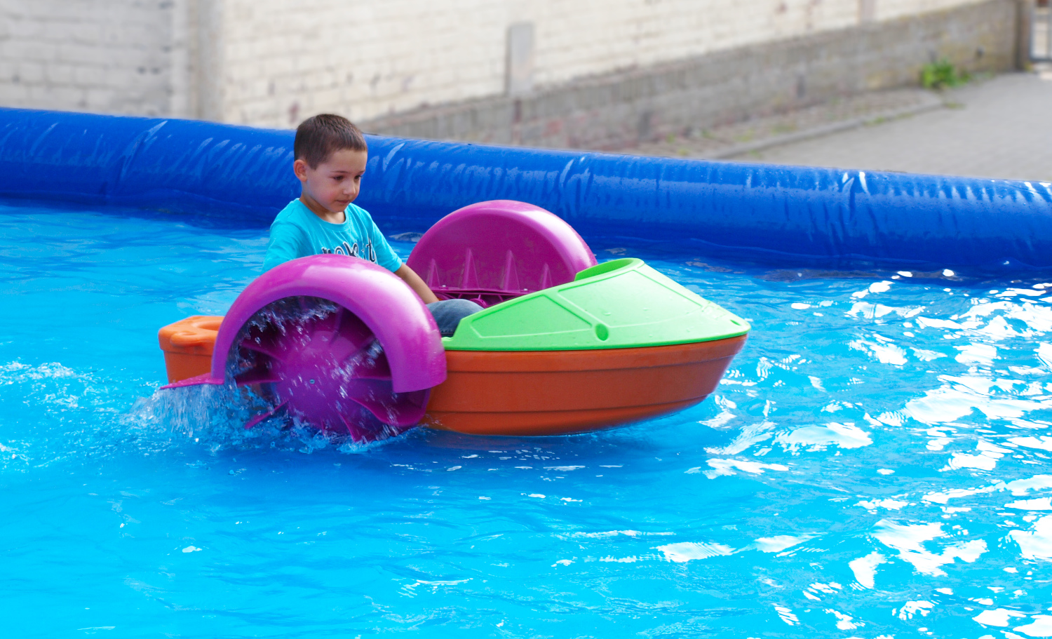 Kurbelboote als Mietartikel im Einsatz mit Kind auf dem Wasser, flacher Pool wird mit vermietet