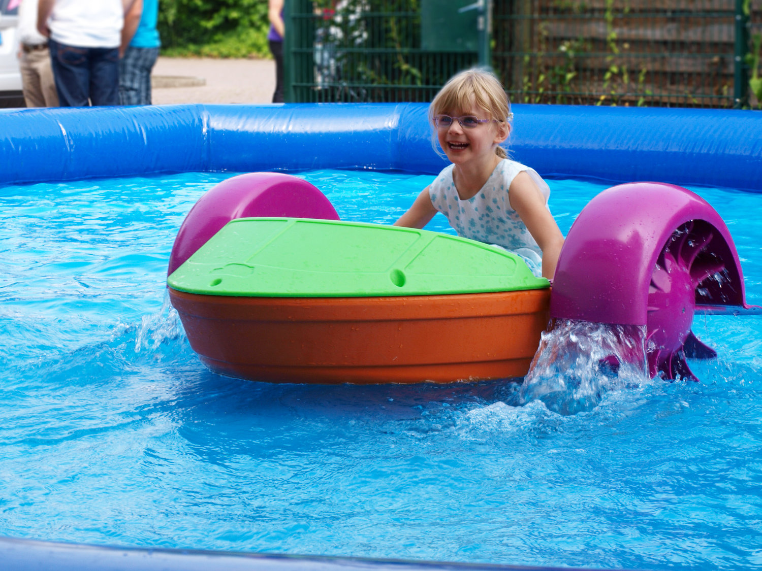 Kubelboot mit lachendem Mädchen auf dem Wasser