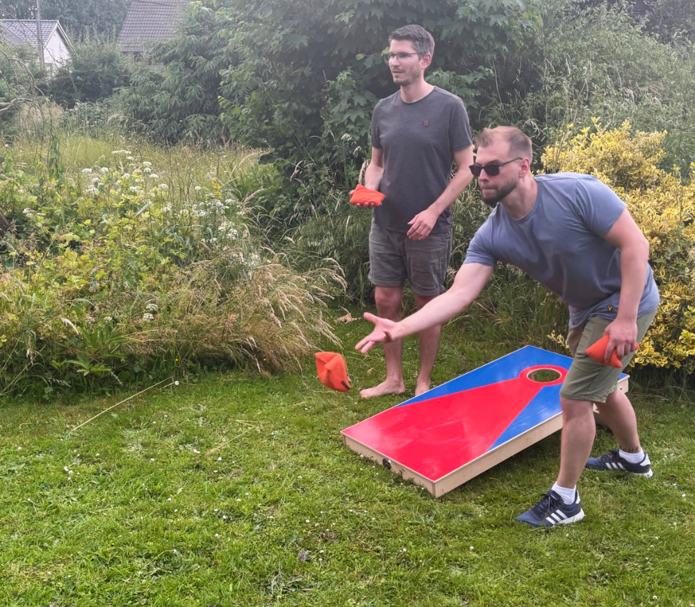 Cornhole vermieten wir als Turnier-Set, so dass beide Teams in je eine Richtung spielen können