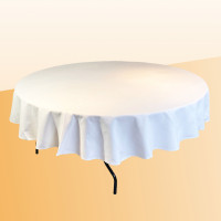 Banketttisch rund mit weißer Tischdecke