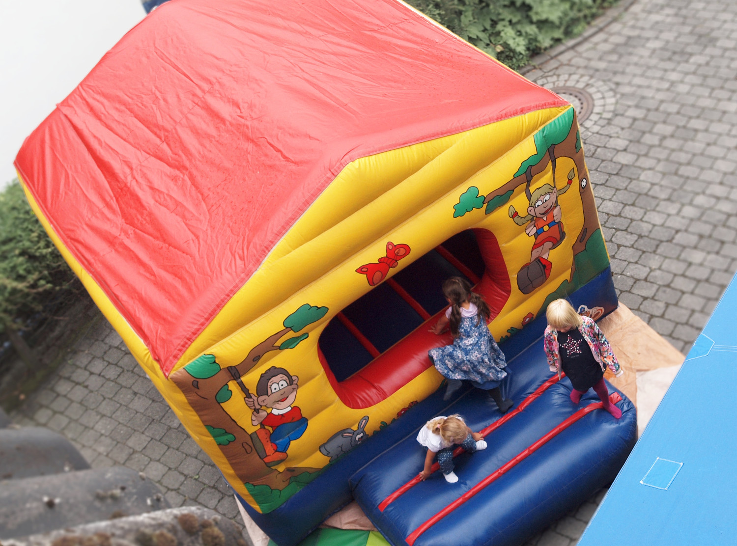 Ansicht der kleinen Hüpfburg Haus von oben auf einem Kindergeburtstag