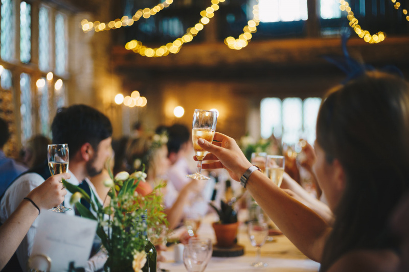 Hochzeit mit stimmungsvoller Beleuchtung und Gläsern, Geschirr, Besteck