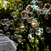 Seifenblasenmaschine verzaubert dein Event mit hunderten schillernder Bubbles