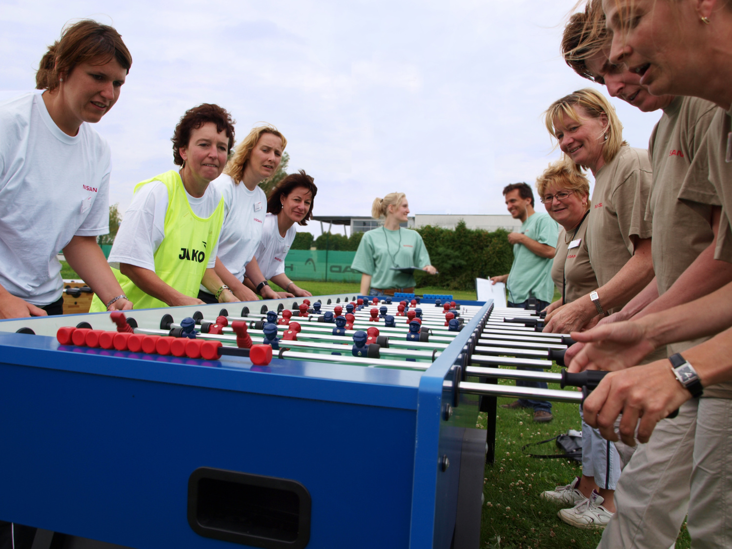 Acht Frauen haben Spaß mit dem Tischkicker XXL