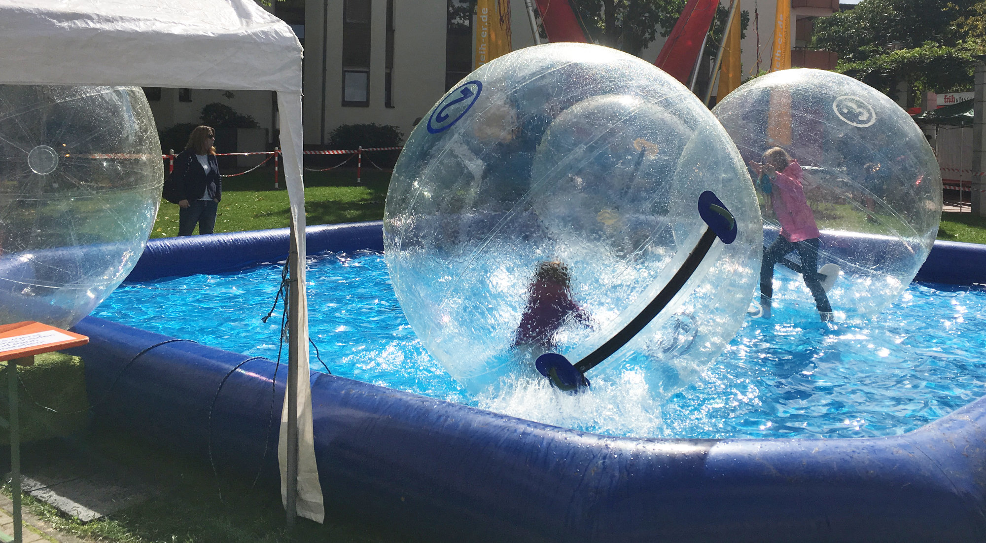 Für jedes Sommerfest ein Hit: Waterwalk im Wasserlaufball