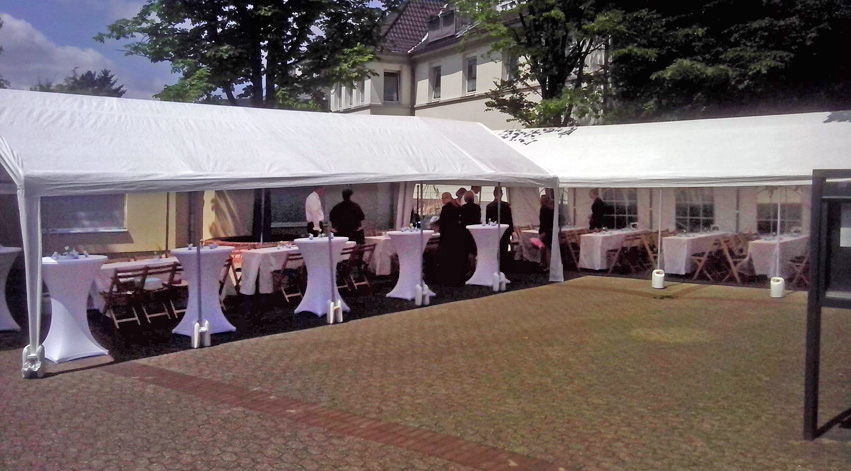 Holzklappstuhl im Einsatz auf einer Hochzeit