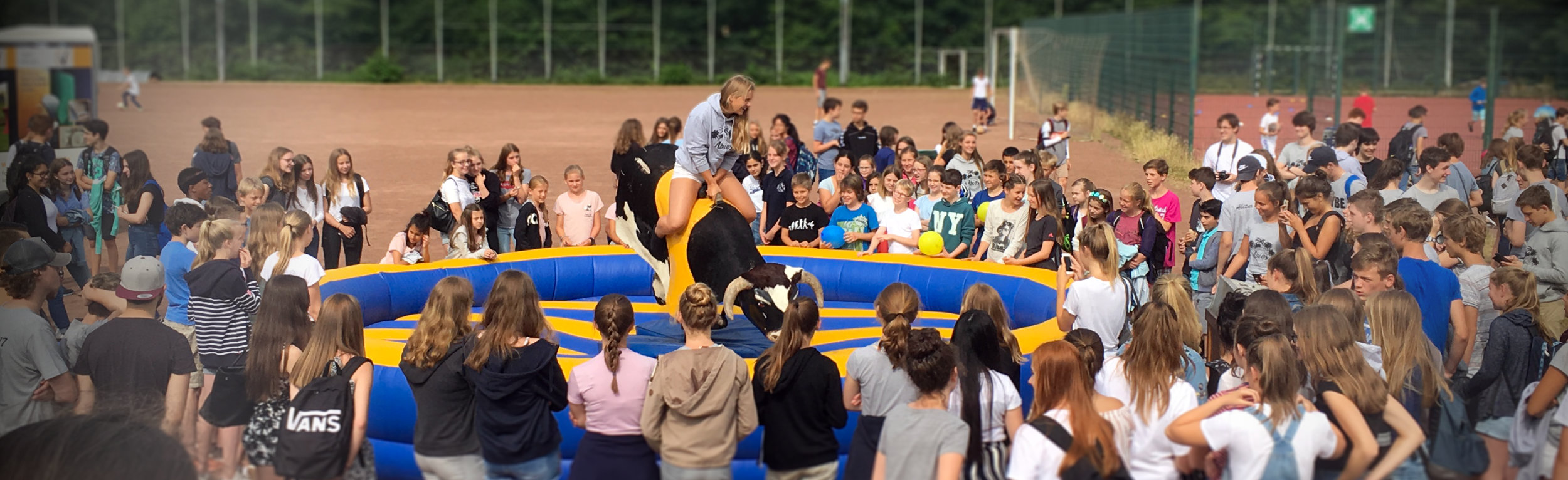 Bullriding mit wildem Stier auf einem Schulfest