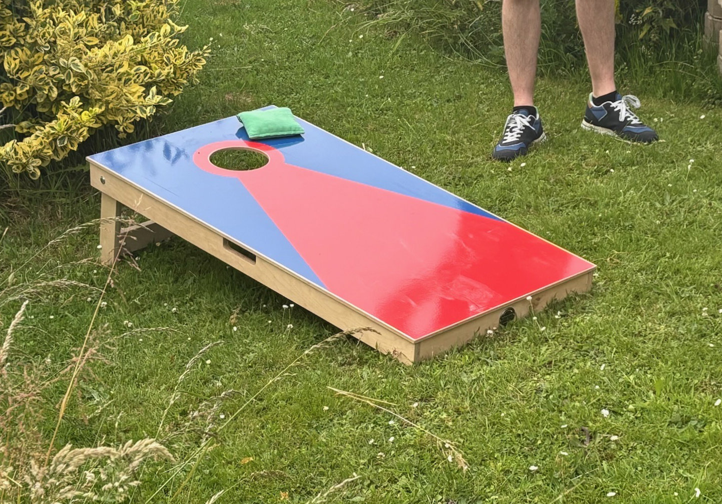 Cornhole-Board aus massivem Holz mit hochwertigem Design