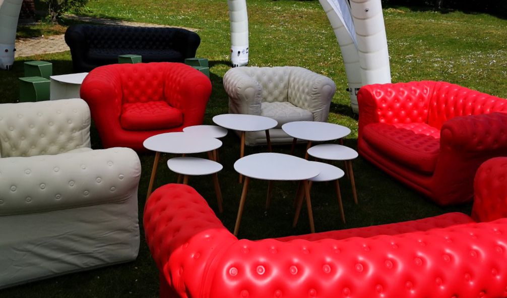Gemütliche Lounge-/Chillout-Ecke mit gemieteten Sofas für eine Veranstaltung