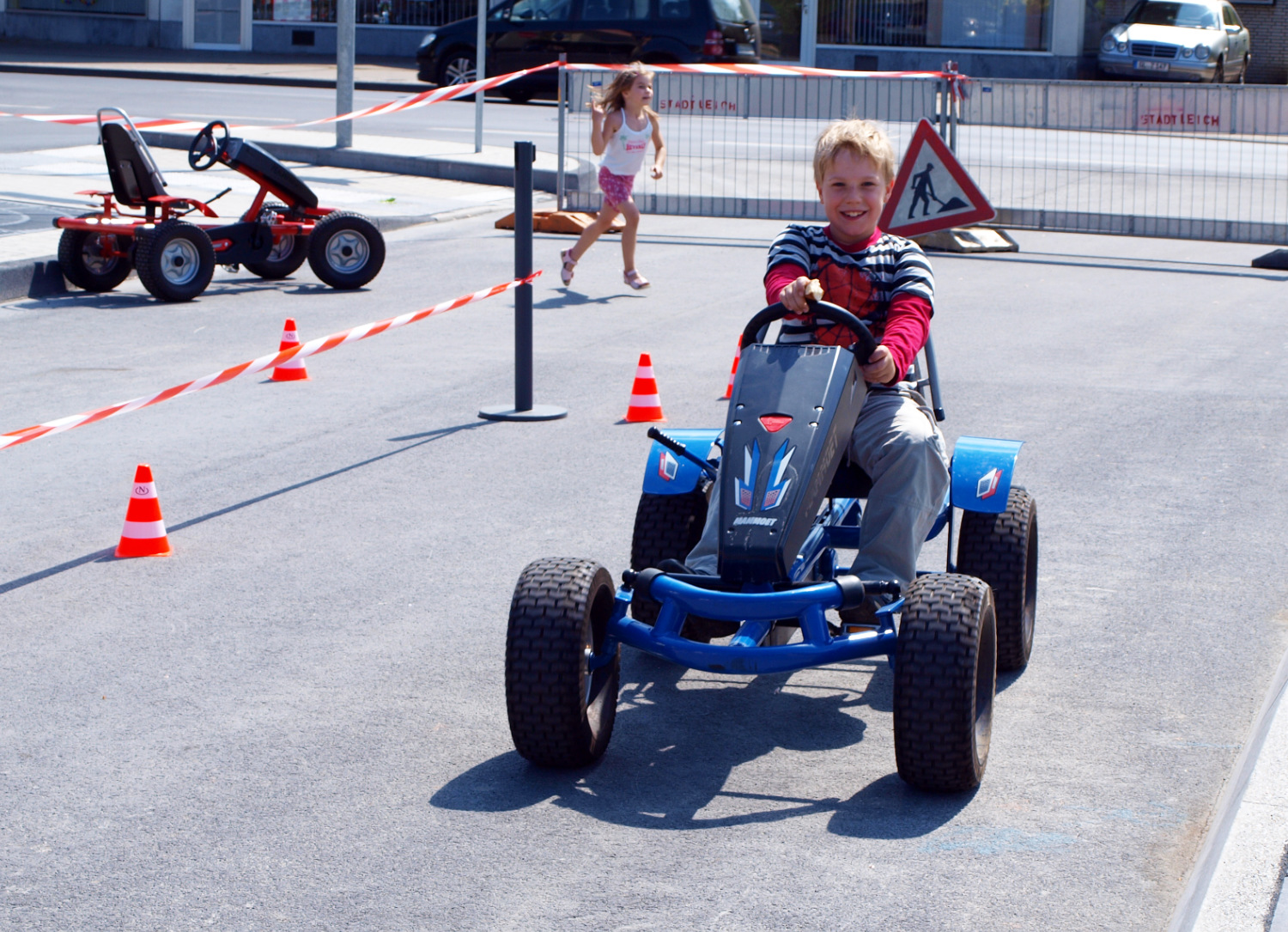 Kettcar in Aktion, Kinder haben Spaß mit den gemieteten Kettcars