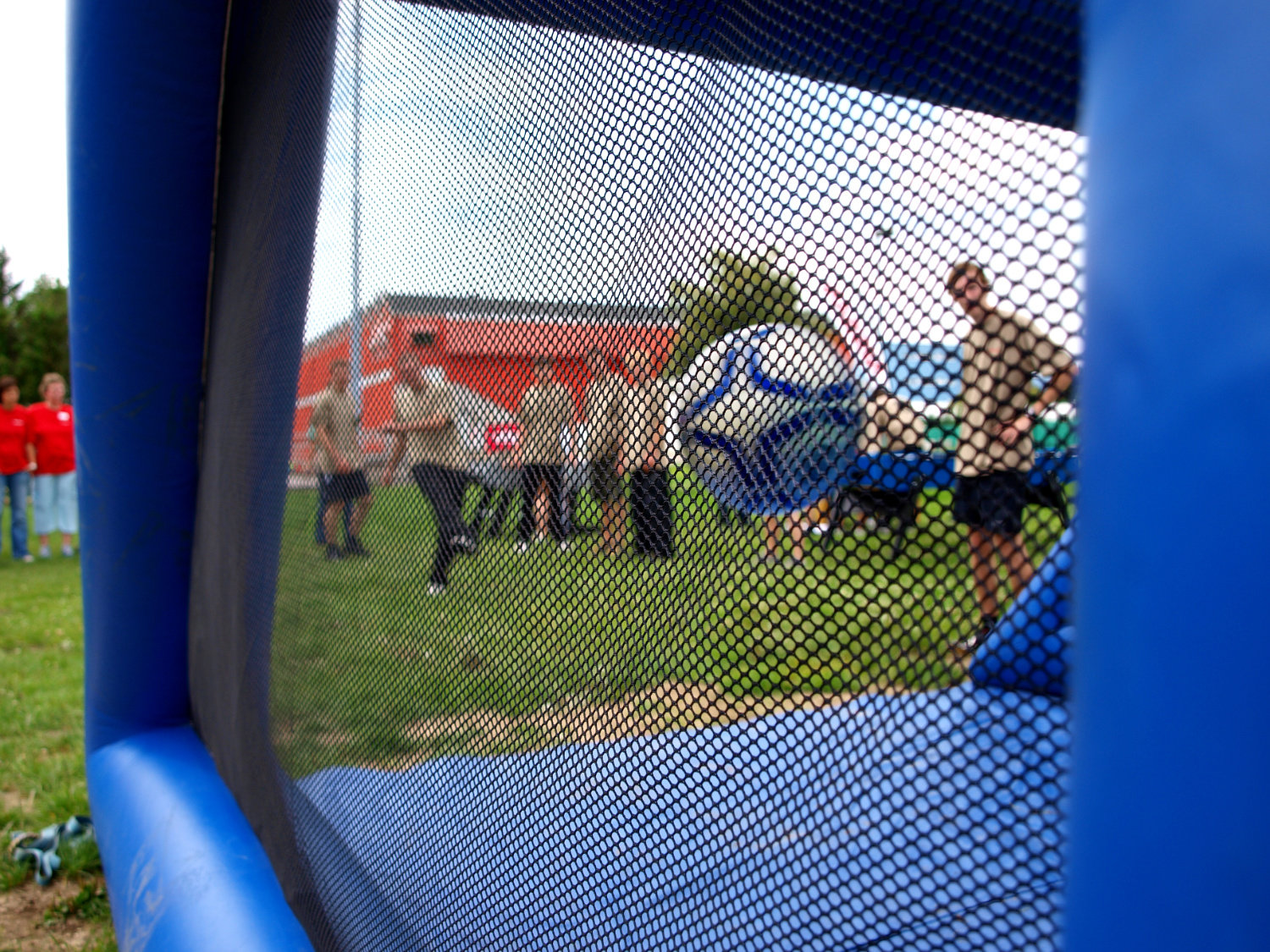 Volltreffer ins Loch! Gut gezielt auf die Fußball-Torwand