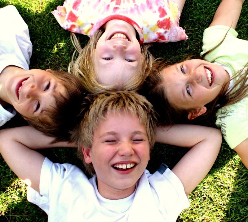 Lachende Kinder freuen sich über Ihre Kinderparty