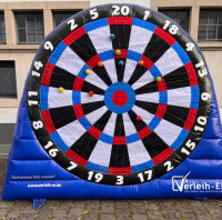 Riesendarts mieten – Große Scheibe, großer Spaß: Wirf mit Klettbällen auf die Scheibe und spiele ein klassisches Dartsspiel mit deinen Gästen