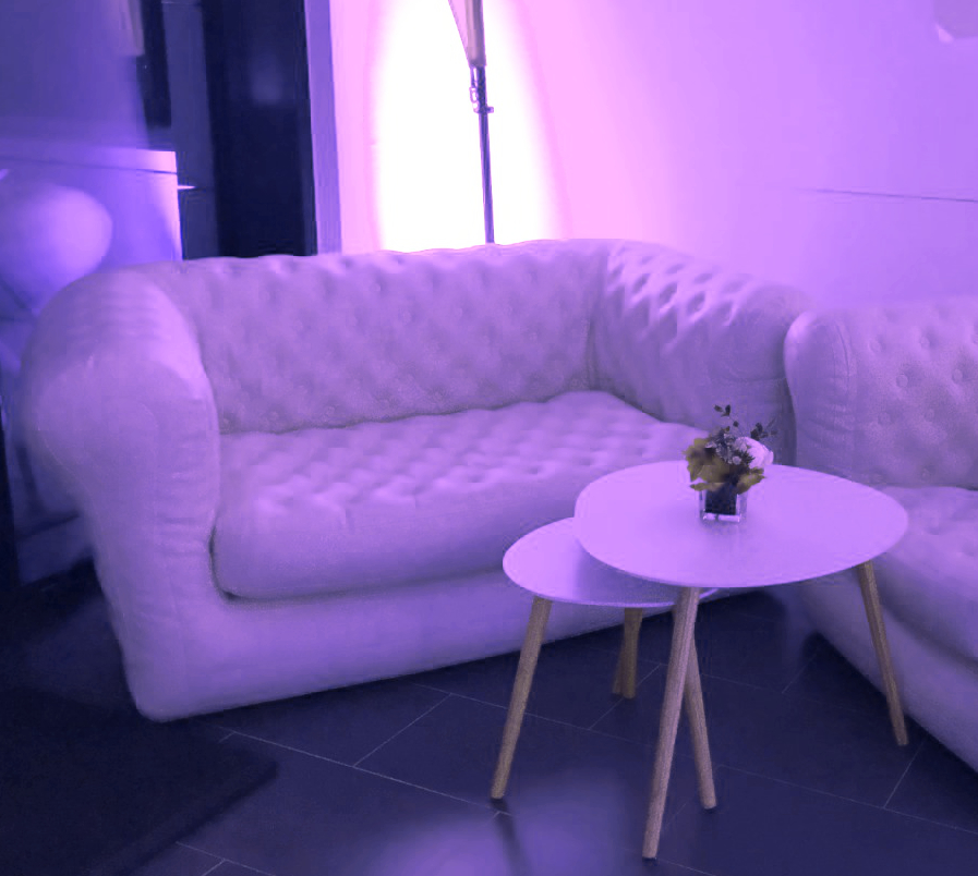 Lounge-Sofas leihen für eine gemütliche Party-Ecke: Hier auf einer Hochzeit
